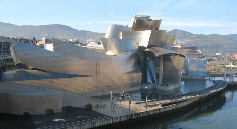 A obra emblemática de Frank Gehry, o museu Guggenheim Bilbao, em Bilbao, Espanha