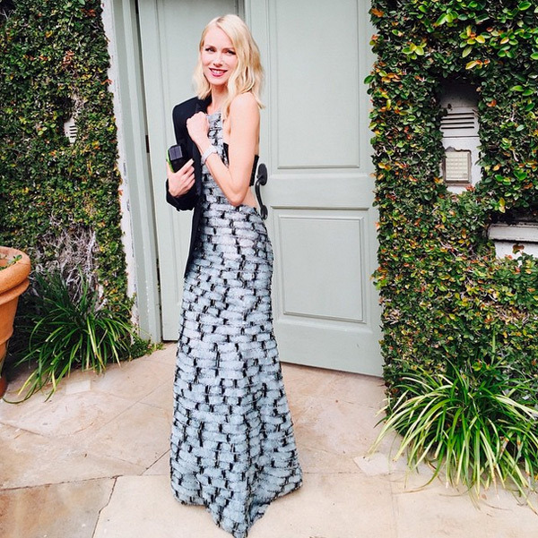 Naomi Watts saindo de casa deste jeitinho