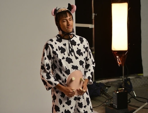Neymar usou até uma fantasia de vaca em um comercial