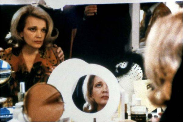 A questão do envelhecimento e da vaidade está presente neste drama clássico. Myrtle Gordon (Gena Rowlands)  é uma atriz bajulada da Broadway se vê diante de uma personagem que enfrenta a crise da meia-idade, que perdeu a beleza e não desperta mais o interesse sexual dos homens. 

A atriz se afunda numa depressão desencadeada depois de ela testemunhar o atropelamento de um fã na porta do teatro na noite de estreia de seu espetáculo.  Ela se sente culpada pelo acidente e passa a ter alucinações.  
