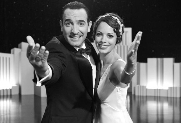 Um ator decadente, George Valentin (Jean Dujardin) se apaixona por uma atriz em ascensão, Peppy Miller (Bérénice Bejo), na época em que o filme mudo está perdendo espaço para filmes falados. 

Por causa disso, os caminhos dos atores vão em direções opostas. 
A história se passa na Hollywood do final dos anos 20, entre 1927 e 1932. Venceu o Oscar de Melhor Filme, Melhor Diretor, Melhor Ator. Foi o primeiro filme mudo a ganhar o Oscar desde 1929. 
