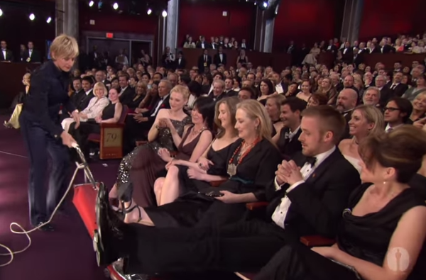 Já no Oscar 2007, Ellen fazia coisas insólitas: como passar um aspirador de pó no tapete