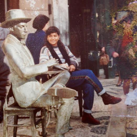 A nossa editora home Priscila aproveitou a passagem por Lisboa pra atualizar Fernando Pessoa das fofocas.