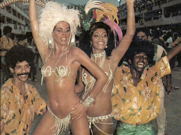 Outra que não pode faltar em um Carnaval dos Carnavais é  Monique Evans. Ela foi a primeira rainha da bateria de todas. Em 1984, ela desfilou pela Mocidade Independente ao lado de Adele Fátima