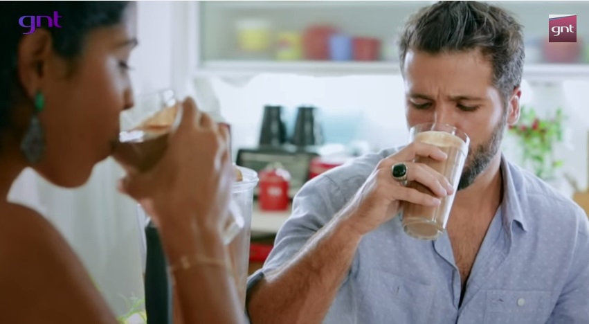 Esta não é a primeira vez que Bela encanta convidados com sua cozinha macrobiótica. Olha a cara do Bruno Gagliasso provando um milk-shake de leite de amêndoas, abacate e pó de cacau.