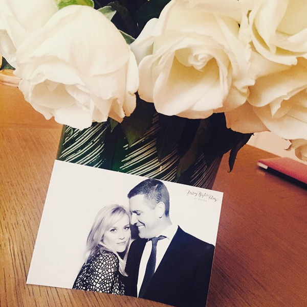 Reese Witherspoonagradece o maridão Jim Toth pelas flores que ganhou antes de ir para a cerimônia do Oscar <3