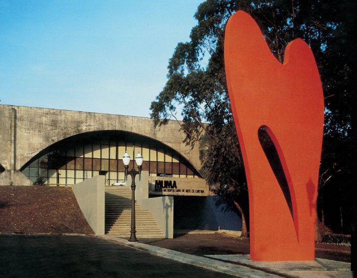 Curitiba também possui uma obra de Tomie, em sua cor característica, o vermelho.