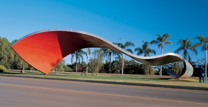 O parque industrial da Companhia Brasileira de Metalurgia ganhou uma obra de Tomie logo na sua entrada.