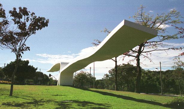 Esta escultura fica na Praça Pedro Melo, na Pampulha.