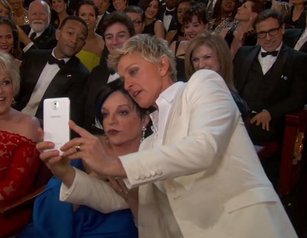 Detalhe que ninguém lembra: minutos antes do selfie coletivo histórico, Ellen fez um com Liza Minnelli