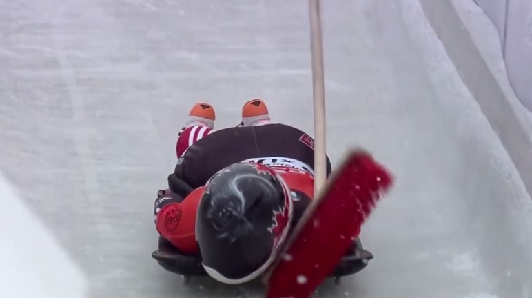 Atleta canadense tentou desviar, mas tomou uma vassourada na cabeça!