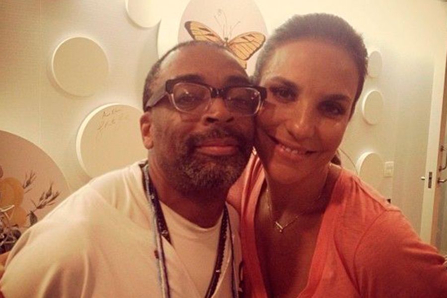 O Spike Lee fez "selfie" com a nossa presidenta do axé Ivete Sangalo no Carnaval de Salvador em 2013