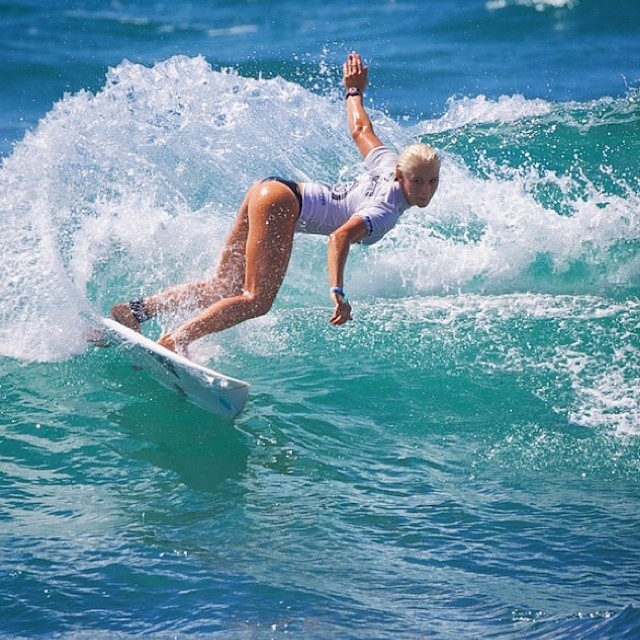 Tem cara de gringa, fala inglês, mas nasceu no Brasil. 'Tati' é filha de uma gaúcha e estreará esse sábado (28), em Gold Coast, na elite do surfe.