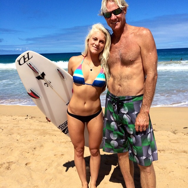 Tem cara de gringa, fala inglês, mas nasceu no Brasil. 'Tati' é filha de uma gaúcha e estreará esse sábado (28), em Gold Coast, na elite do surfe.