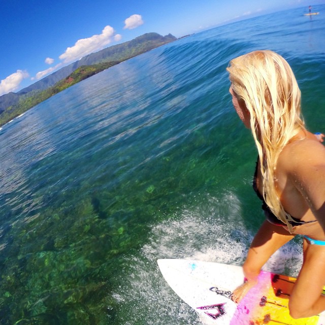 Tem cara de gringa, fala inglês, mas nasceu no Brasil. 'Tati' é filha de uma gaúcha e estreará esse sábado (28), em Gold Coast, na elite do surfe.