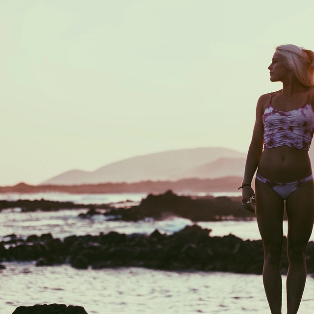 Tem cara de gringa, fala inglês, mas nasceu no Brasil. 'Tati' é filha de uma gaúcha e estreará esse sábado (28), em Gold Coast, na elite do surfe.