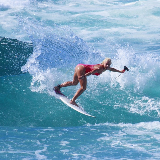Tem cara de gringa, fala inglês, mas nasceu no Brasil. 'Tati' é filha de uma gaúcha e estreará esse sábado (28), em Gold Coast, na elite do surfe.