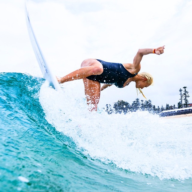 Tem cara de gringa, fala inglês, mas nasceu no Brasil. 'Tati' é filha de uma gaúcha e estreará esse sábado (28), em Gold Coast, na elite do surfe.