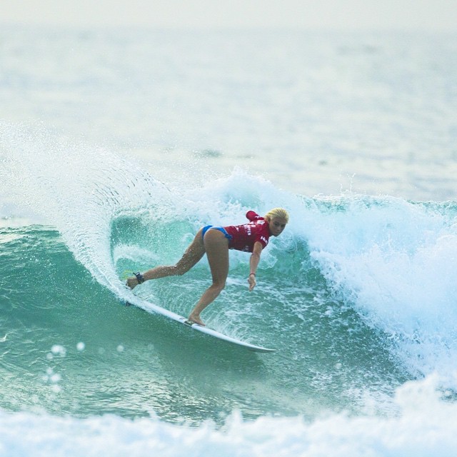 Tem cara de gringa, fala inglês, mas nasceu no Brasil. 'Tati' é filha de uma gaúcha e estreará esse sábado (28), em Gold Coast, na elite do surfe.