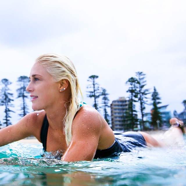 Tem cara de gringa, fala inglês, mas nasceu no Brasil. 'Tati' é filha de uma gaúcha e estreará esse sábado (28), em Gold Coast, na elite do surfe.