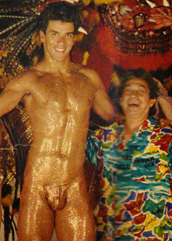 Torez Bandeira mitou na passarela ao desfilar pela Beija-Flor em 1992 coberto apenas por óleo e glitter. Tinha um tapa-sexo, também, mas ele caiu no meio do desfile e caído permaneceu. O caso foi parar na delegacia.