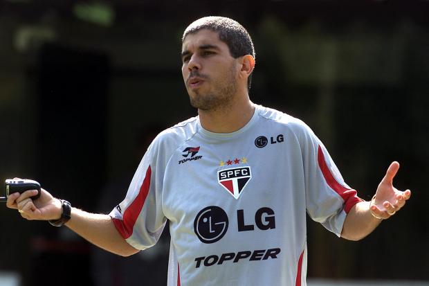 Protagonista de um dos lances mais memoráveis de um Campeonato Paulista pelo Corinthians, Ricardinho era ídolo da torcida corintiana. 
Com raça indiscutível, Ricardinho fez parte da seleção pentacampeã do mundo em 2002, quando ainda atuava pelo Corinthians.
Com o término da Copa, porém, Ricardinho apunhalou a todos os corintianos quando acertou sua ida ao São Paulo.
4 anos depois ele retornou ao Corinthians, mas o ódio contra o jogador era tanto que ele não teve clima para permanecer no Parque São Jorge.