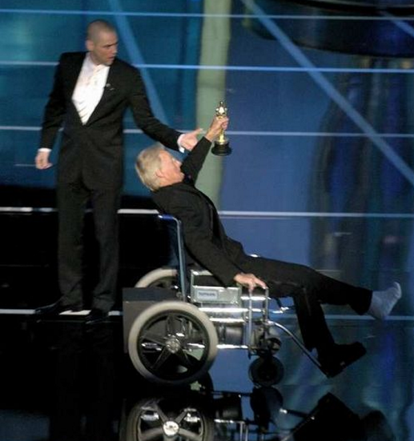 Mas o grande momento foi de Blake Edwards no Oscar 2004. O veterano diretor surgiu no palco sentado em uma cadeira de rodas elétrica, simulando estar com o pé quebrado, para receber um Oscar honorário, acompanhado da esposa Julie Andrews. Mas tudo não passou de uma brincadeira de Blake. De repente ele acelerou a cadeira e agarrou o Oscar das mãos de Jim Carrey, desembestando pelo palco até 