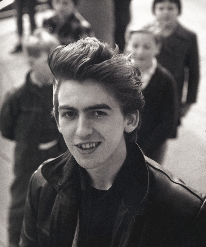 Logo no início da carreira, em Hamburgo, George usava um topetão maior estiloso (muito copiado por Alex Turner, do Arctic Monkeys, por exemplo)