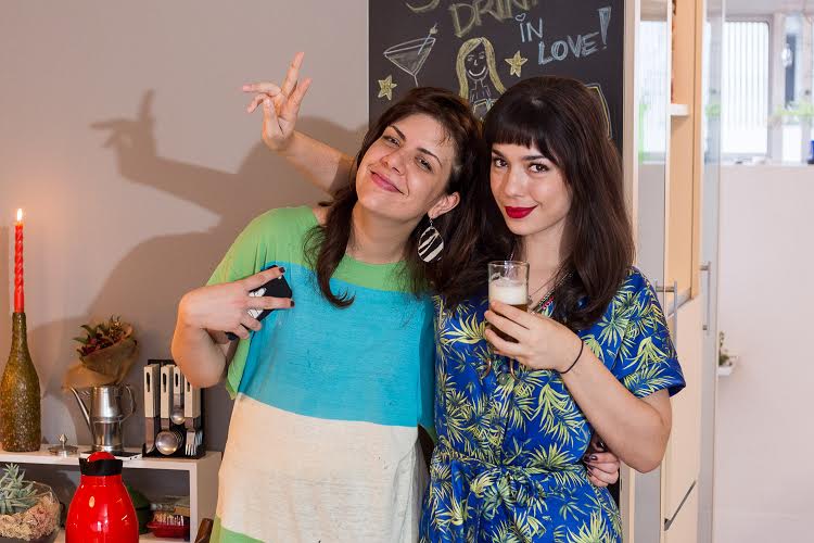 Mari Metri (à esquerda), nossa editora-chefe do TVirgula com a Ju nos bastidores da gravação