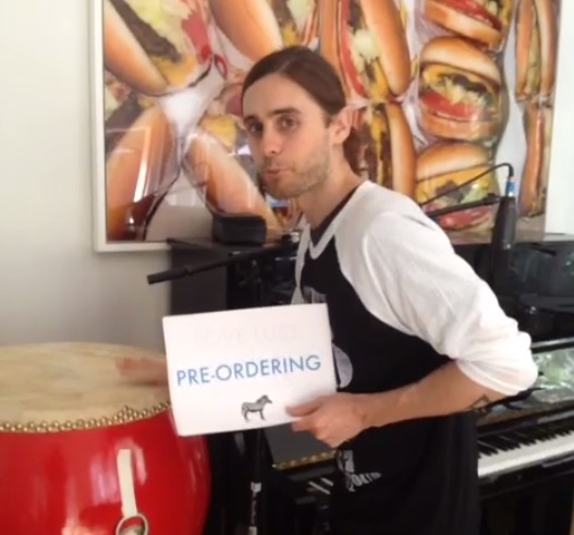 O vocalista do 30 Seconds to Mars manda mensagem aos fãs pelo Vine.