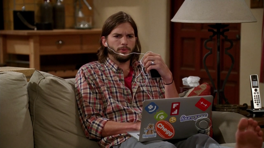 Foi substituído por ninguém menos que Ashton Kutcher, que entrou para fazer o papel de Walden Schmidt, um jovem ricaço e nerd.