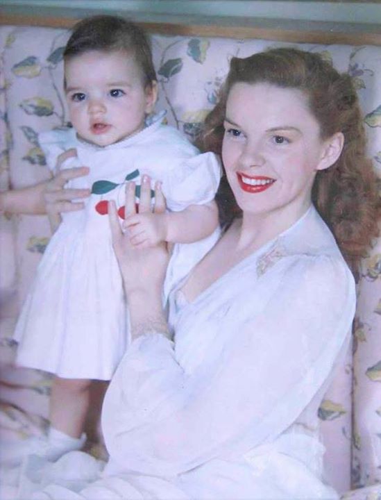 Com a mãe, Judy Garland