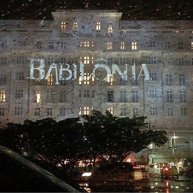 A fachada do Copacabana Palace durante a festa de Babilônia, em foto de Camila Pitanga