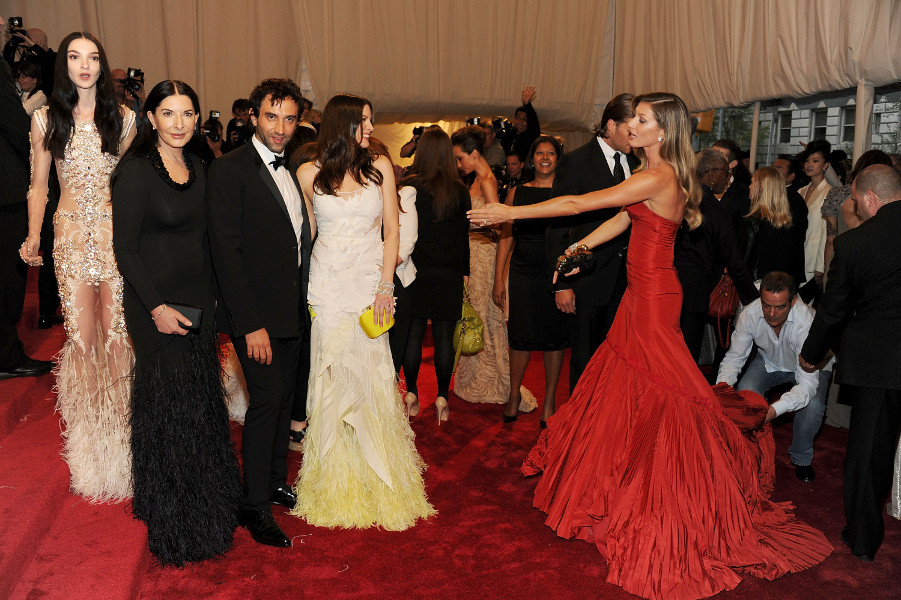… Riccardo Tischi, Liv Tyler e Gisele Bündchen querendo participar da foto