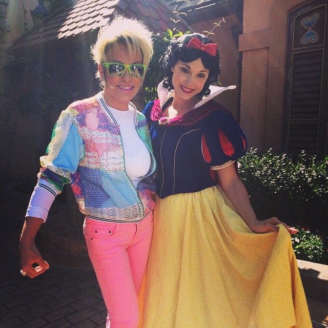 ... Ir para a Disney e deixar a Branca de Neve com essa cara de “queria estar morta” diante de tanta jovialidade e luzes irradiantes do cabelo