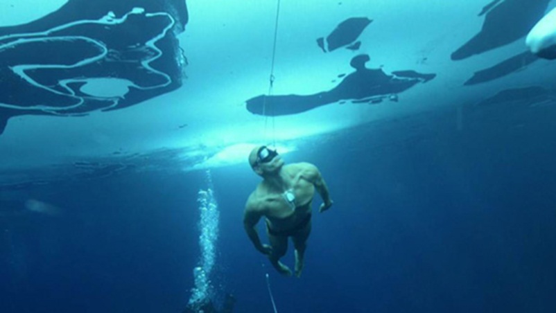 Stig Severinsen (foto) detém o recorde de maior tempo segurando a respiração debaixo d'água: 22 minutos, o equivalente a um episódio inteiro de Friends. O dinamarquês, que detém quatro recordes de mergulho livre, possui Ph.D. em medicina e pratica ioga.