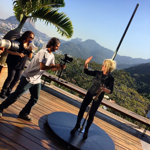... Praticar pole dance (!) de salto alto (!!) com um trompete na mão (!!!)