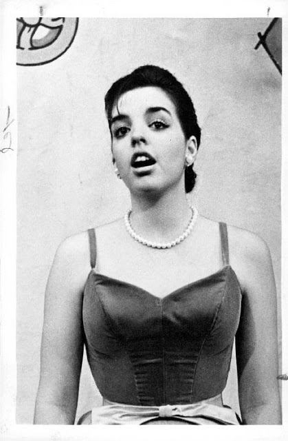 Liza Minnelli, em 1963, nos estúdios da Capitol Records para graver 