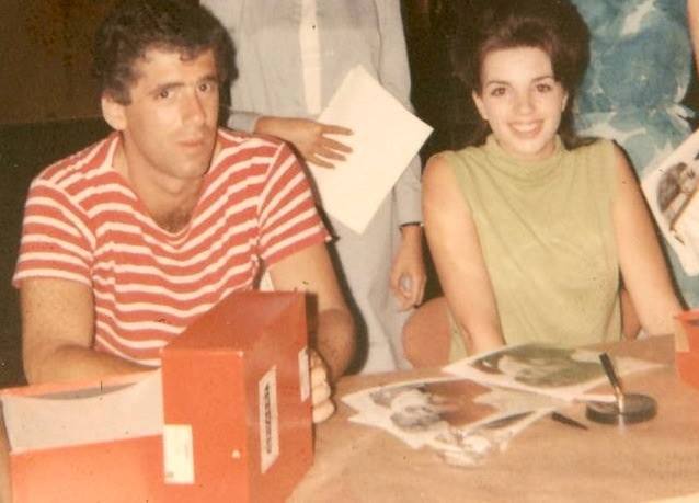 Liza com Elliot Gould, em 1964, em uma sessão de autógrafos após o nusical “The Fantasticks”, em Nova York