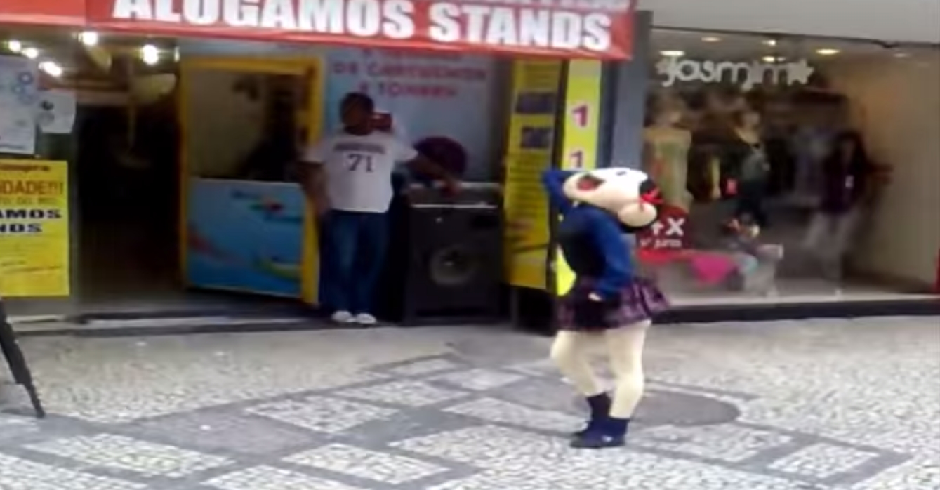 No começo de 2011, <a href="https://www.youtube.com/watch?v=GmlWvYL5Z_s" target="_blank"><em>o vídeo</em></a> de uma menina trabalhada na fritação e dançando com uma fantasia da Magali teve uma porrada de acessos no YouTube. A menina era Tássia Nascimento Gomes e rebolava no Largo da Carioca, no Rio de Janeiro. Maurício não gostou da "utilização comercial indevida" de sua personagem e soltou uma nota de repúdio.