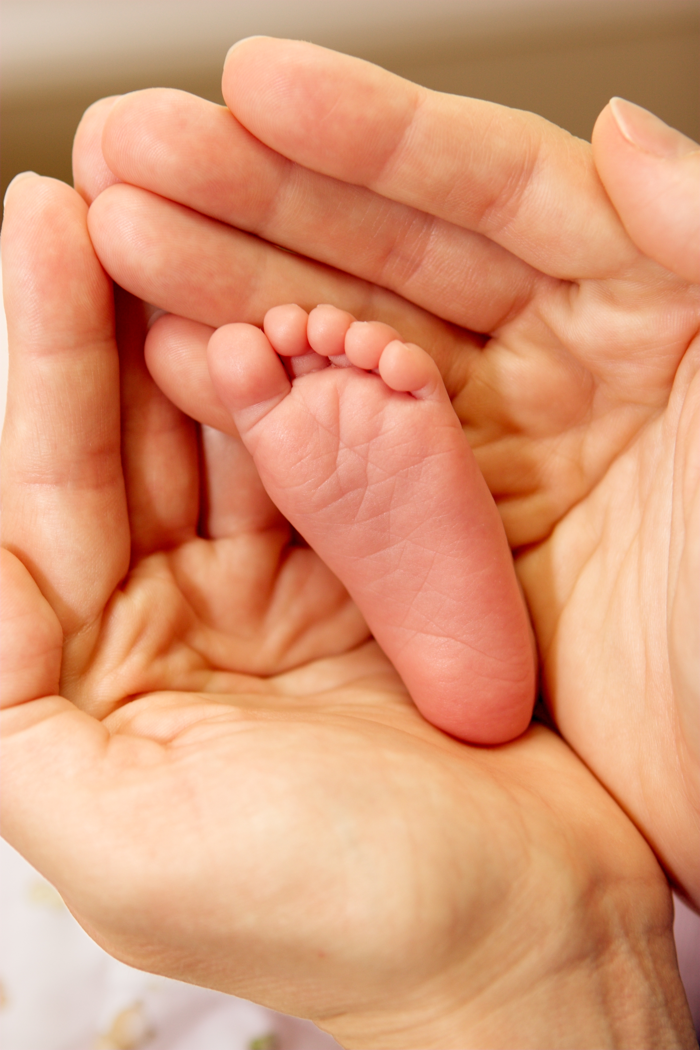 Duas pessoas compartilham o recorde de bebê nascido mais prematuramente (menos de 5 meses de gestação), tendo sobrevivido. Eles são Frieda Mangold, que nasceu em 7 de novembro de 2010, na cidade de Fulda, na Alemanha, e James Elgin Gill, nascido em 20 de maio de 1987, em Ottawa, no Canadá. Ambos vieram ao mundo com pouco mais de 450 gramas e se recuperaram com saúde.