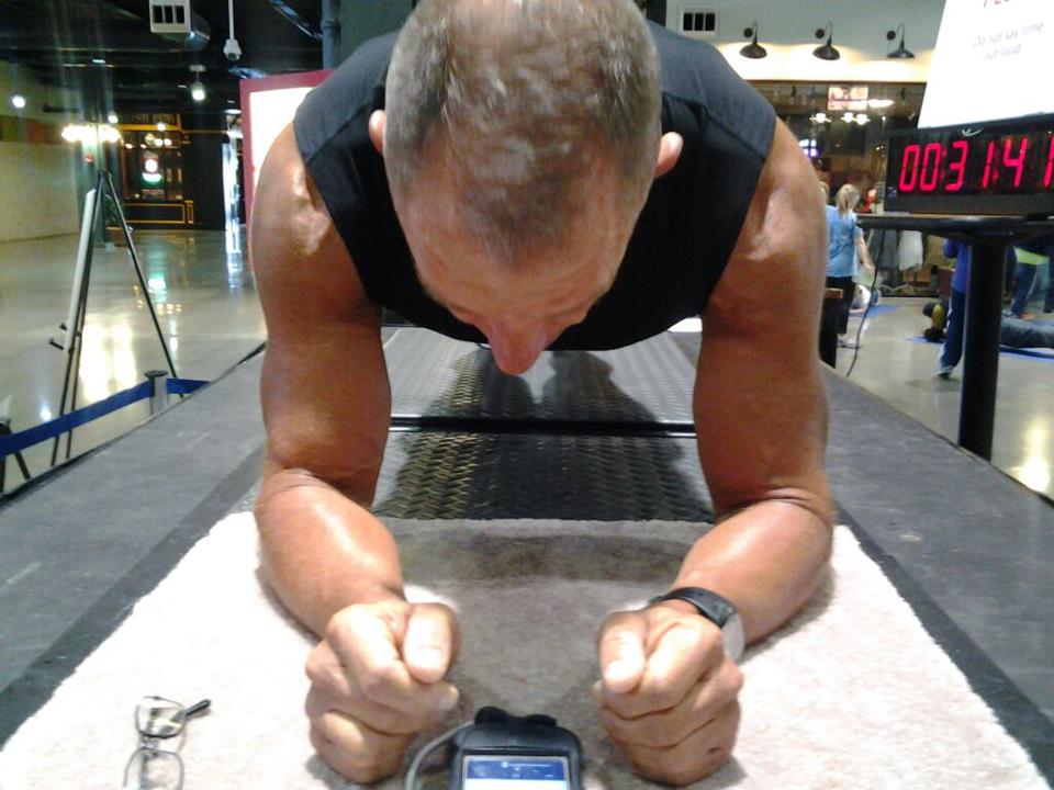 Outro recorde de gente em boa forma. O ultra-atleta George Hood detém seis recordes no Guinness, entre eles o de maior tempo na posição de prancha abdominal: 3h 7 min e 15 s. E o mais incrível: ele alcançou a marca quando já tinha seus 55 anos.