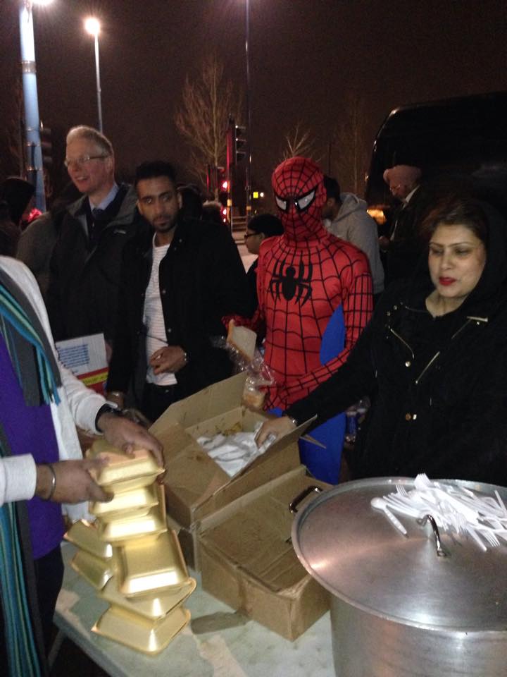 O 'herói da vida real' é bartender distribui comida para os necessitados à noite