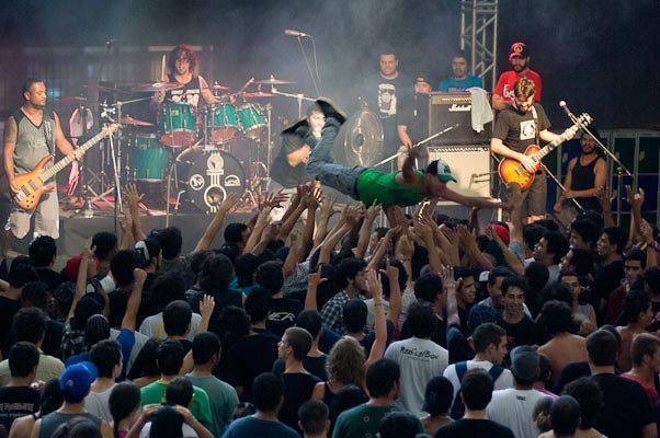 Rodrigo Lima, vocalista e letrista da banda de punk hardcore Dead Fish, é advogado
