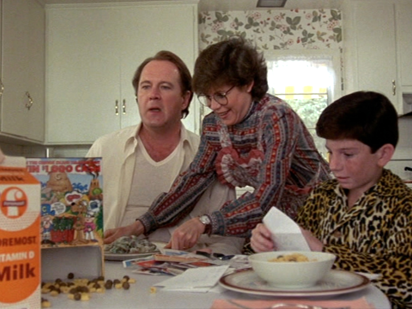 Se isso não bastasse, ele tem uma família completamente desequilibrada, composta pelo pai, Al Meyer (David Ogden Stiers), a mãe, Jenny Meyer (Kim Darby) e o irmão Badger Meyer (Jand Scooter Stevens).