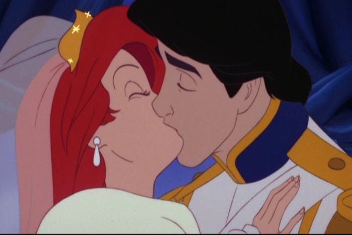 Depois de muitos lances folhetinescos, Ariel consegue conquistar Eric e desmanchar o noivado dele com Úrsula disfarçada. Aqui já surge uma diferença: Ariel luta desesperada por seu amor, não é apenas uma jovem passiva, sem iniciativa