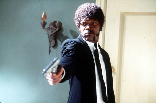 Tarantino sempre cultivou adoração pela fase da blaxploitation (ciclo de filmes negros dos anos 70) e fez questão de escalar atores negros, como Samuel L. Jackson em 