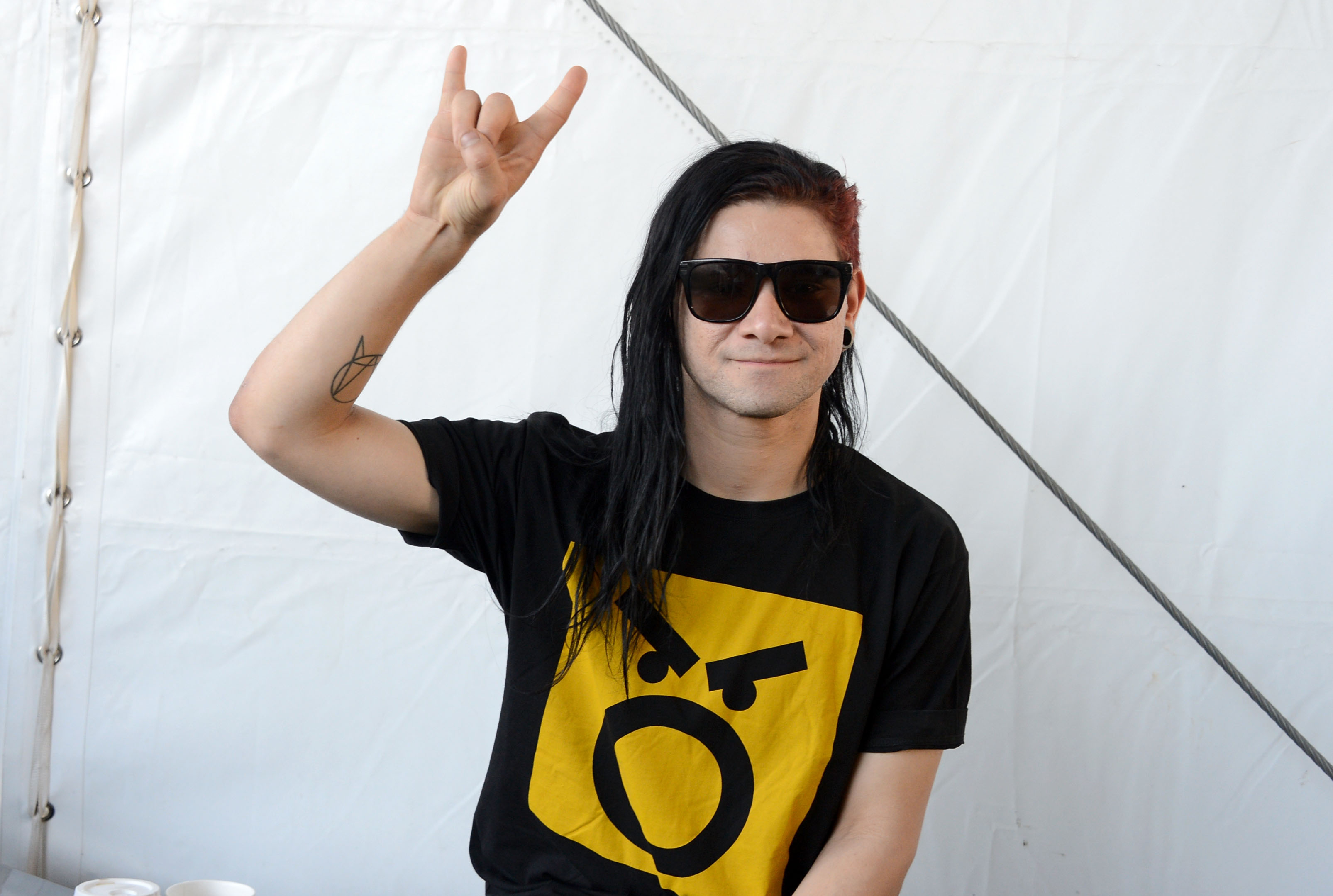 Vamos falar de EDM, bass music e dubstep? Pode chamar o xamã Skrillex. O cara está sempre pronto a soltar  uns drops perfeitos pra bater cabeça e enlouquecer geral.