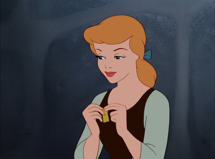 Treze anos depois, Disney trazia outra princesa: Cinderela, que assim como Branca de Neve, também era feita de faxineira pela cruel madastra - os pais das princesas adoram casar com mulheres más e logo depois morrer!  