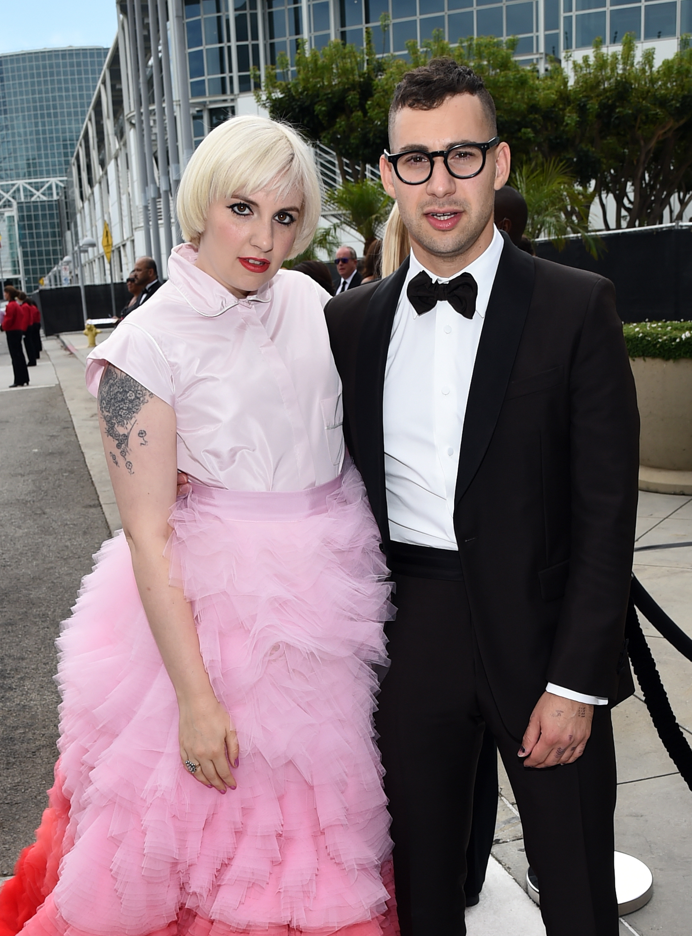 Lena com certeza é quem leva o músico Jack para os rolês nos tapetes vermelho de Hollywood